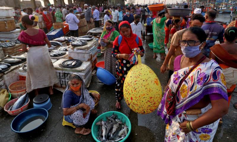 Na Índia, corpos de vítimas da Covid são jogados no Ganges