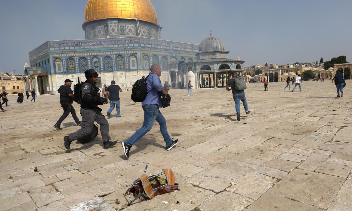 Mais de 300 pessoas ficam feridas em mesquita, após confronto em Jerusalém