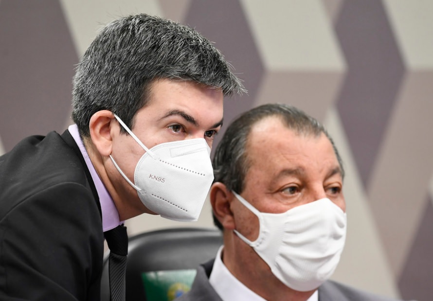 Governistas pedem dados sobre UTIs, vacina e salário a estados e cidades