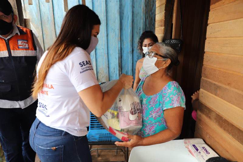 Famílias atingidas pela cheia recebem cestas básicas em Manacapuru