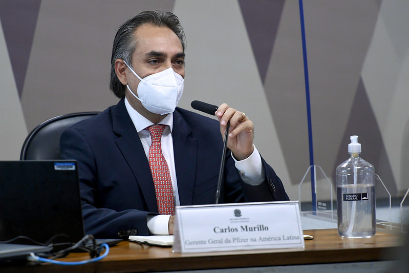 Gerente da Pfizer conta que reuniões com Bolsonaro começaram em maio de 2020