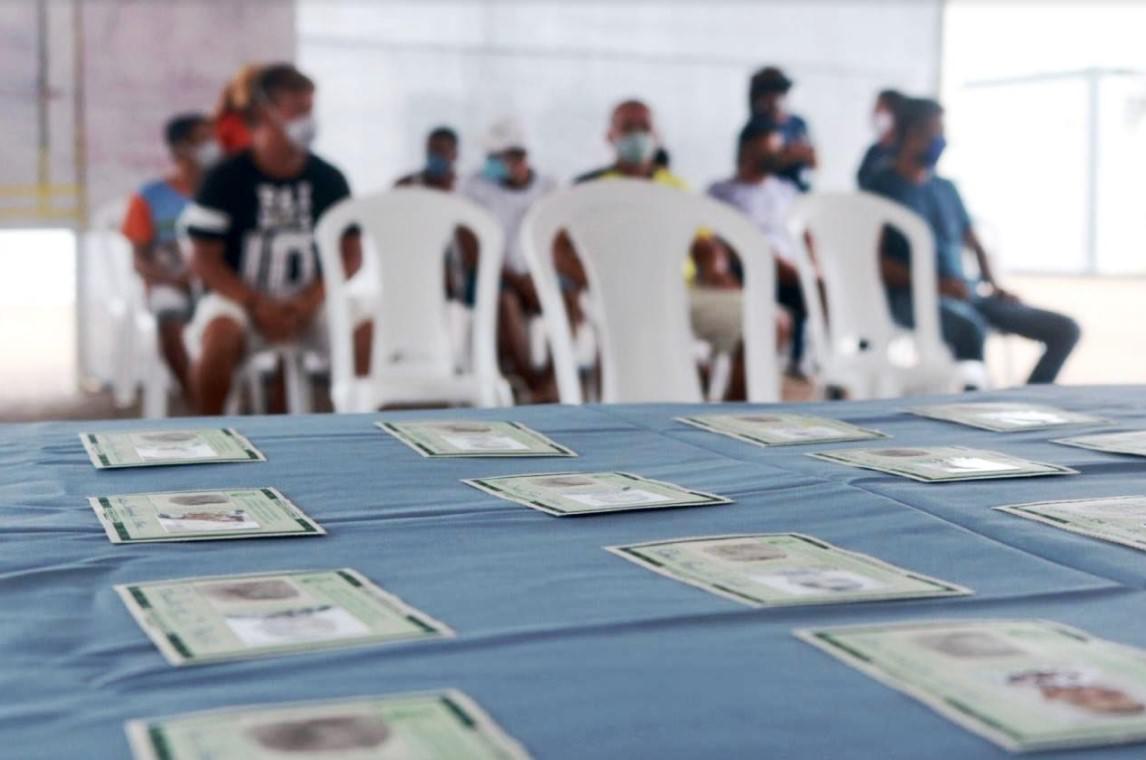 'Com ele vou dar entrada no Bolsa Universidade', diz acolhido ao receber RG