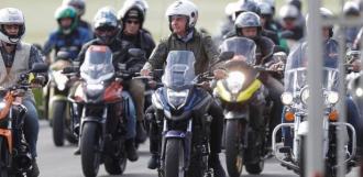 Bolsonaro faz rolezinho de moto com apoiadores na manhã do Dia das Mães