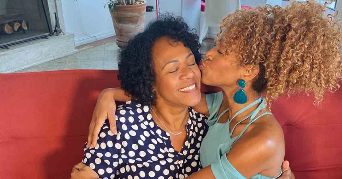 Karol Conká posa com a mãe nas redes sociais e é aclamada por famosos