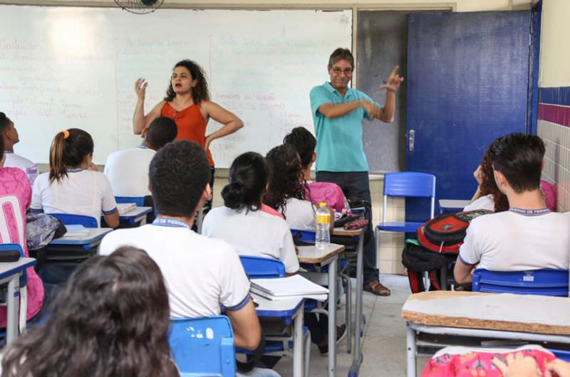 Senado aprova projeto de educação bilíngue para surdos
