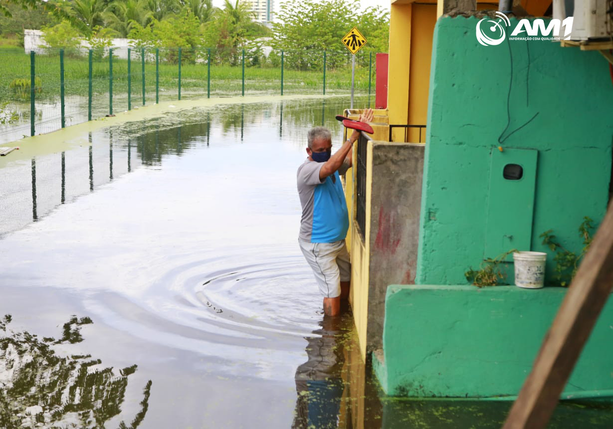 Casas ficam isoladas devido à cheia na zona Sul de Manaus
