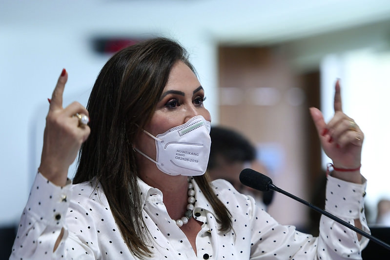 Kátia Abreu diz que Ernesto Araújo tem ‘memória seletiva’ e finge em depoimento na CPI