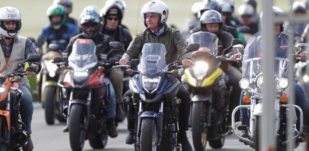 Bolsonaro faz rolezinho de moto com apoiadores na manhã do Dia das Mães