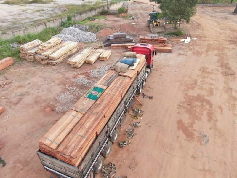PM apreende 600 metros cúbicos de madeira ilegal em Humaitá