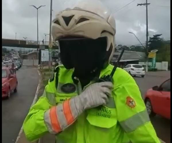 Motorista tenta furar bloqueio de batedores que escoltavam vacina da Covid na Torquato