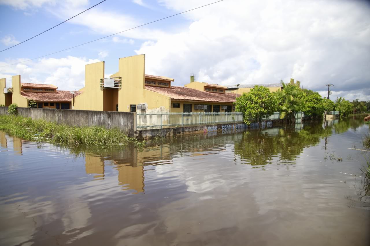 Com escolas fechadas e alagadas, alunos de Barreirinha sofrem com educação precária