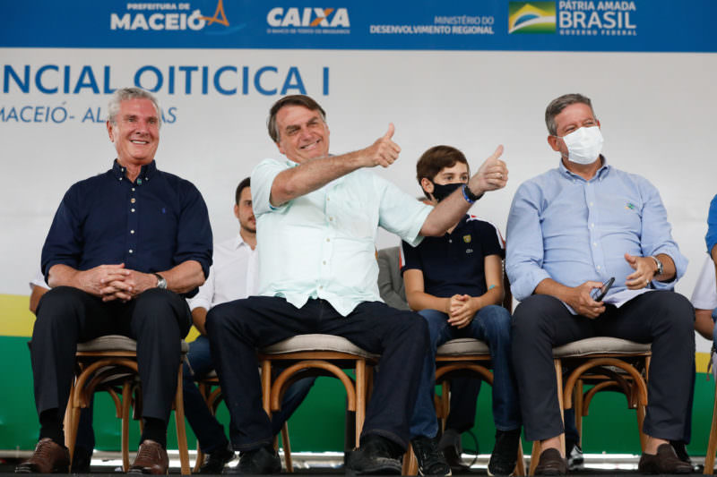 Em Alagoas, Bolsonaro puxa grito de ‘Renan vagabundo’ ao lado de Collor