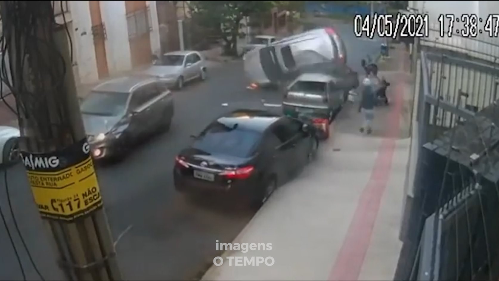 Vídeo: carro capota em rua cheia de pedestres em Belo Horizonte