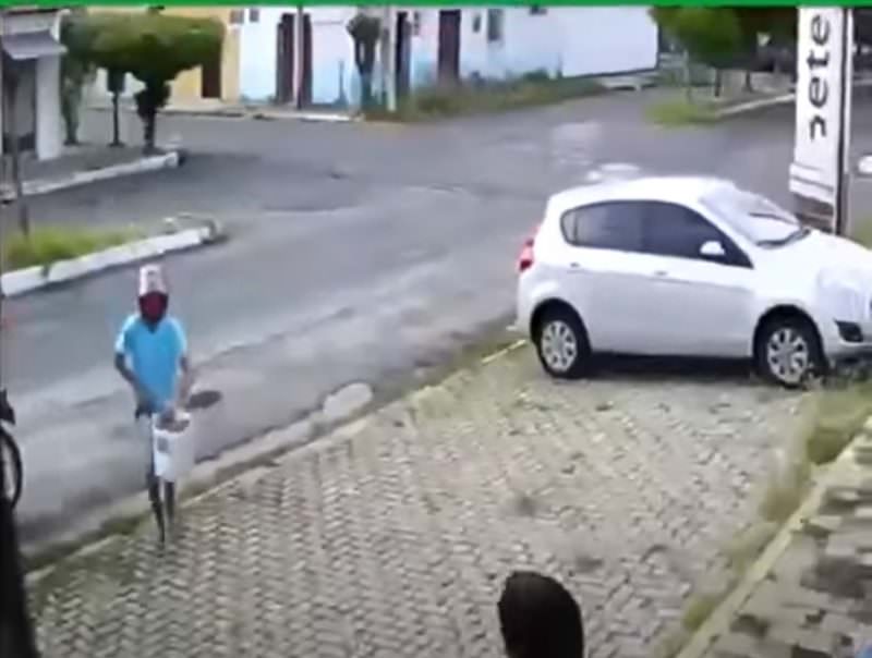 Vídeo: com um balde nas mãos, bandido assalta mulher em Teresina