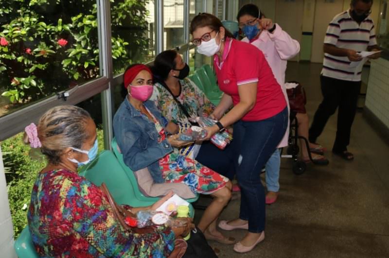 Em comemoração ao Dia das Mães, pacientes do FCecon recebem perucas, lenços e brindes