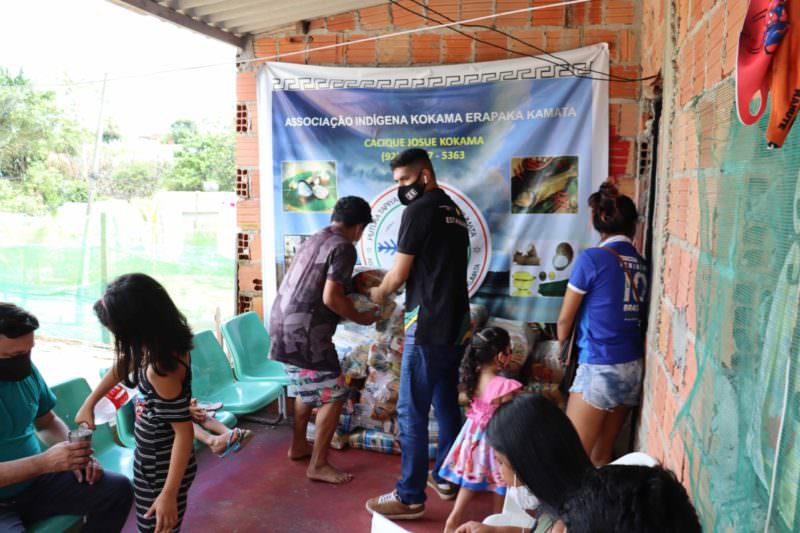 Governo do Amazonas entrega cestas básicas para famílias afetadas pela cheia