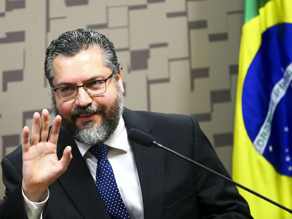 Ernesto Araújo presta depoimento à CPI nesta terça