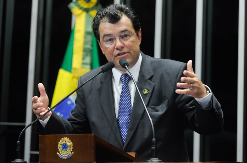 Deputados denunciam Eduardo Braga por proximidade com acionista da Eletrobras