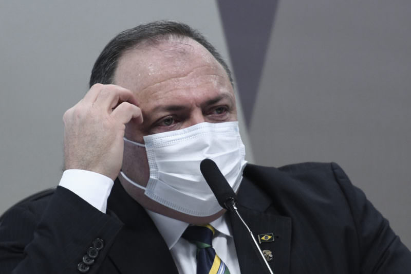 Ex-ministro Pazuello sofre acidente de moto no Rio e fratura clavícula
