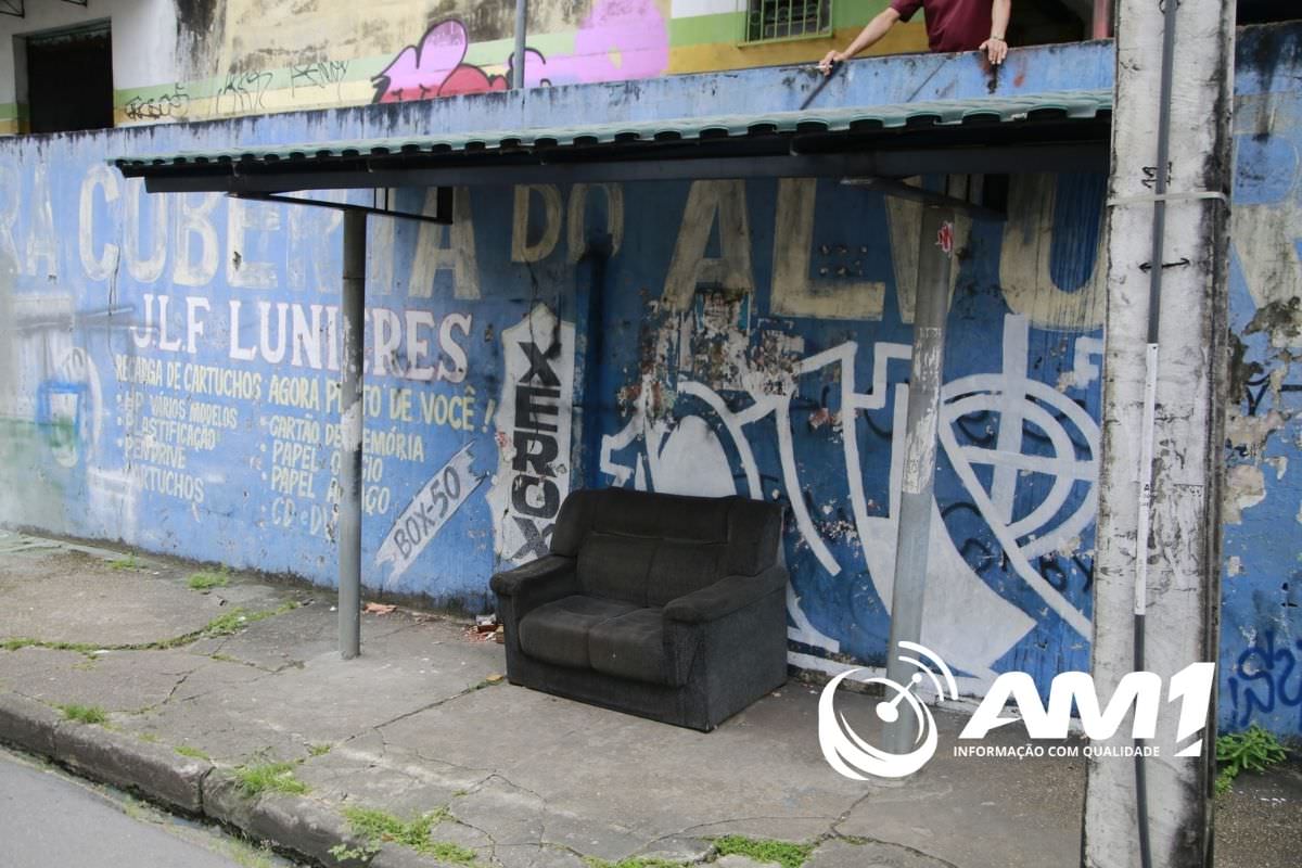 Eterno problema: paradas de ônibus continuam abandonadas em Manaus
