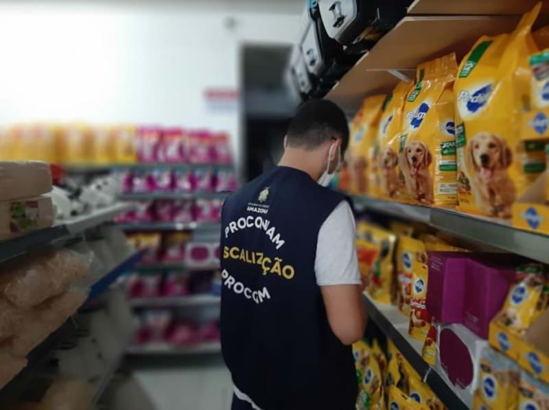 340 kg de produtos vencidos em pet shop no bairro Educandos foram apreendidos