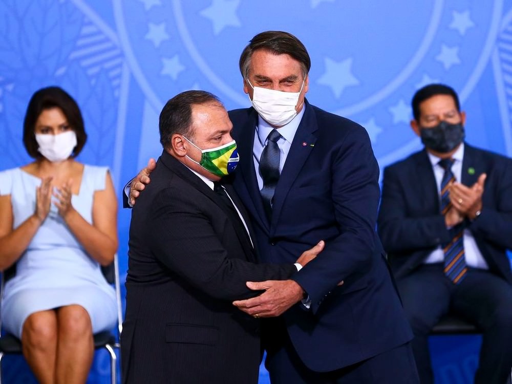 Bolsonaro diz que Pazuello ‘acertou em tudo’ no Ministério da Saúde