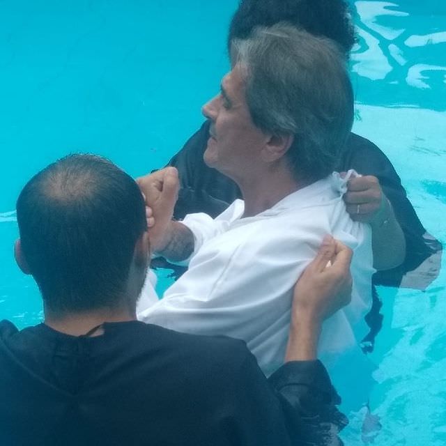 Roberto Jefferson diz ‘sim’ a Jesus e se batiza nas águas