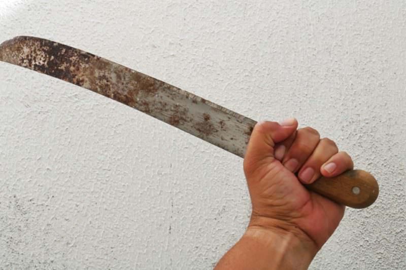 Homem tenta matar vizinho com facão durante confusão em Manaus