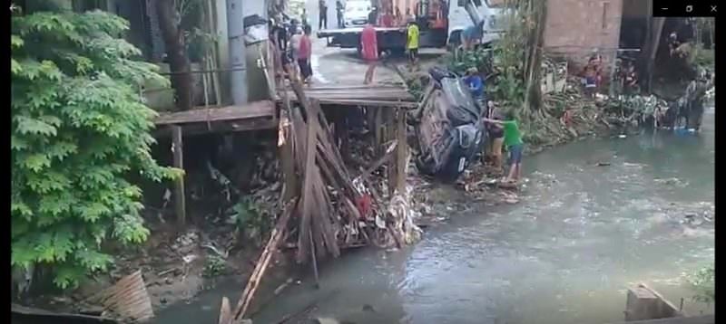 Vídeo: veículo tomba ao passar por ponte velha de madeira no Nova Esperança 2