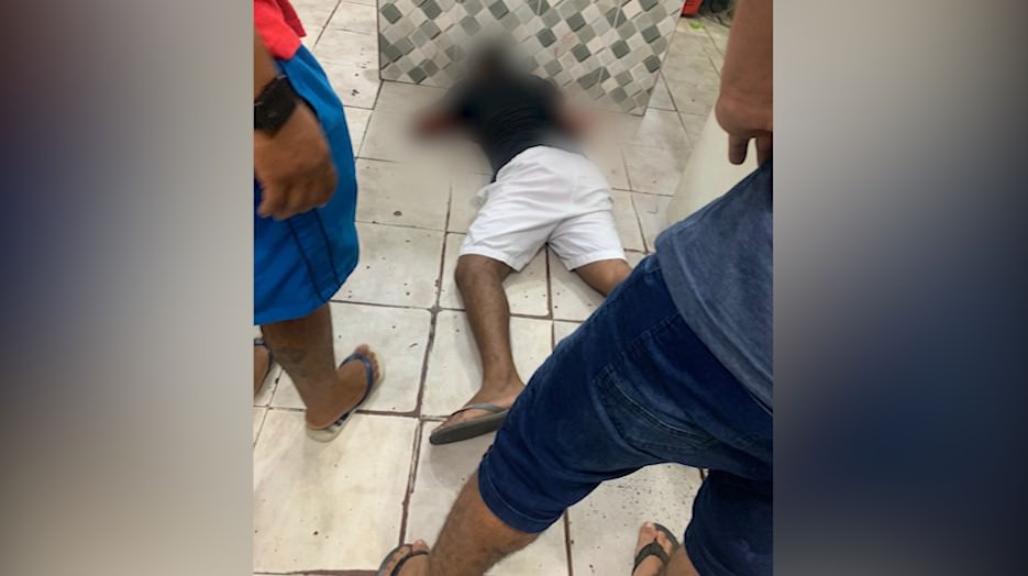Jovem leva tiro na mandíbula enquanto trabalhava em lanchonete na Zona Leste de Manaus