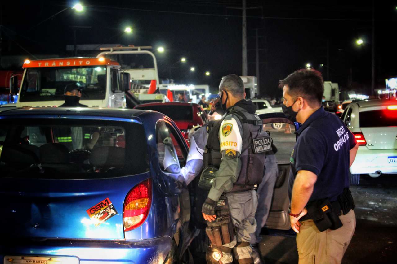 Quatro motoristas são flagrados bêbados durante operação em Manaus