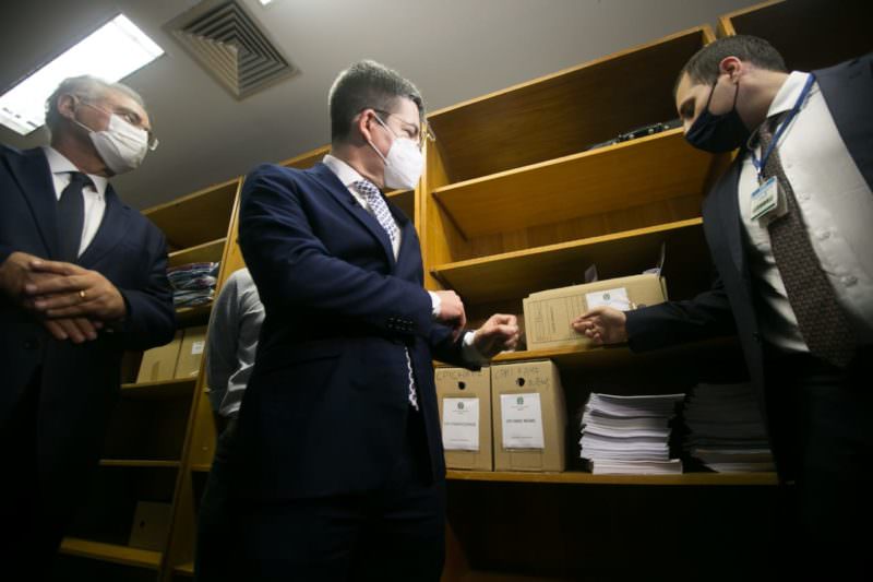 Comando da CPI da covid-19 abre sala-cofre com documentos