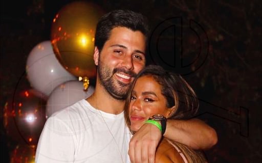 Anitta é flagrada aos beijos com novo namorado durante festa em Miami