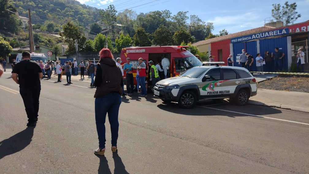 Três crianças e dois adultos são assassinados em ataque à creche em Santa Catarina