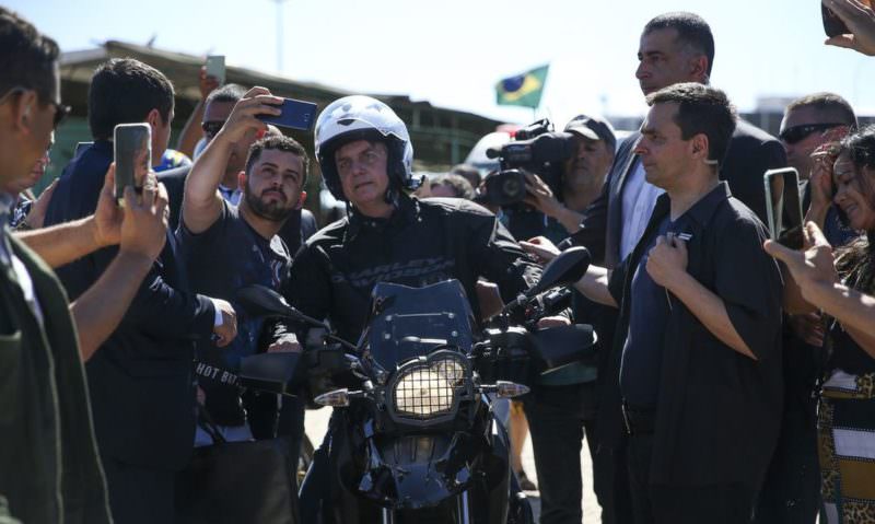 Passeio de moto de Bolsonaro é visto como 'obsceno' na mídia internacional