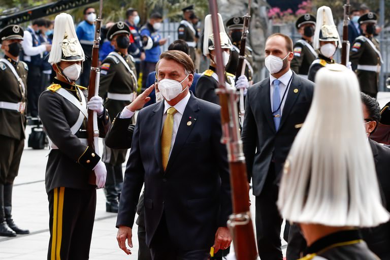 Depois de aglomerar, Bolsonaro usa máscara em cerimônia no Equador