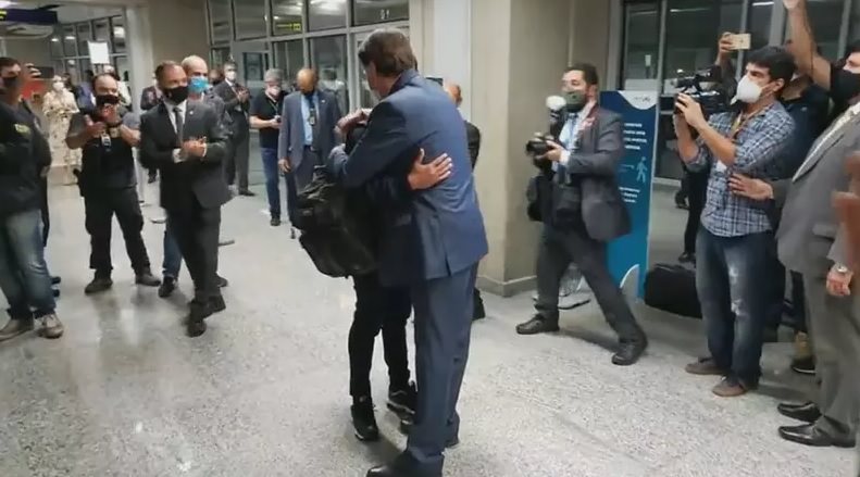 Ex-motorista preso na Rússia é recebido por Bolsonaro