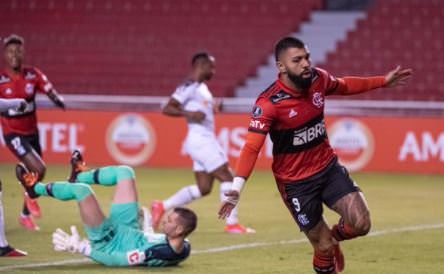 Flamengo vence LDU com show de Gabriel Barbosa pela Libertadores