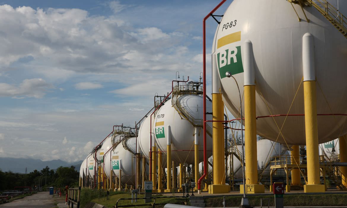 Petrobras anuncia novo aumento da gasolina nas refinarias
