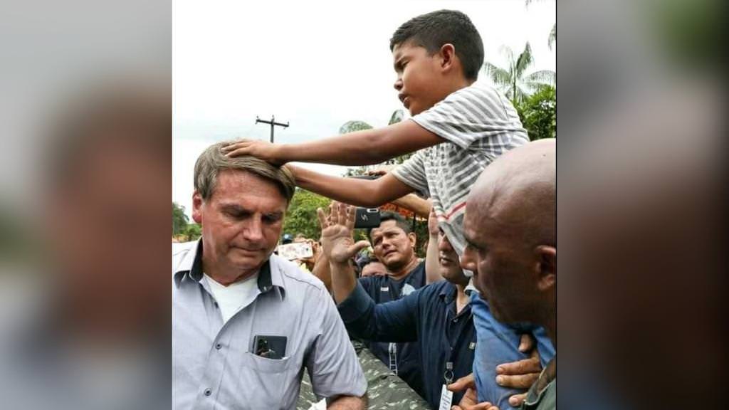 Foto de criança ‘abençoando’ Bolsonaro viraliza no Amazonas