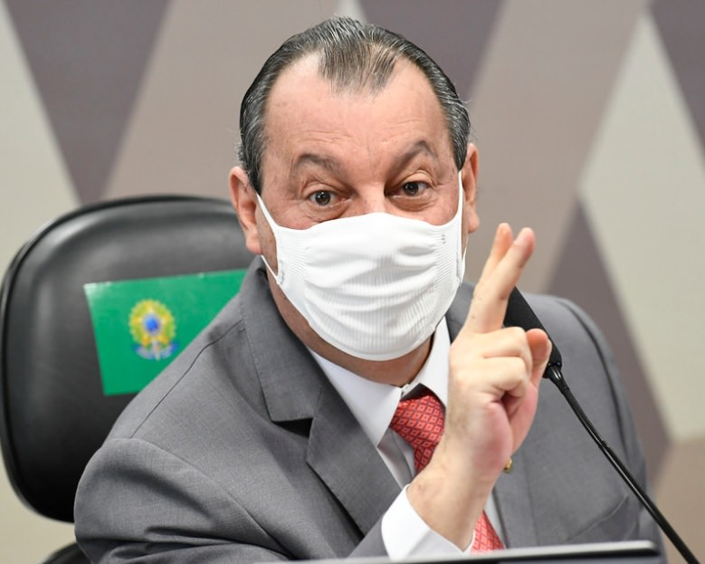 Omar rebate ameaças de Bolsonaro: ‘ele achava que a CPI ia dar em pizza’