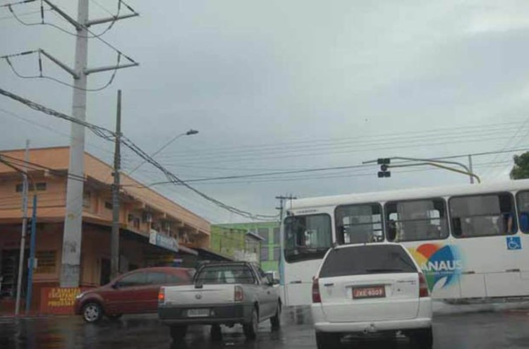 Bairros de Manaus sofrem com falta de energia elétrica nesta terça-feira