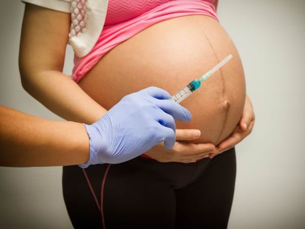 Especialistas sugerem que grávidas tomem vacina, mas evitem AstraZeneca