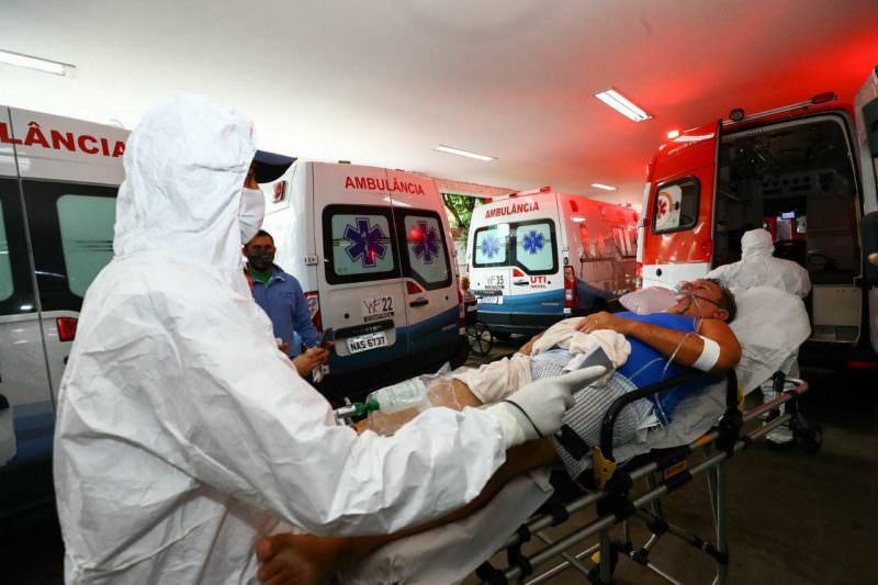 Após 8 meses, casos de covid-19 diminuem no Brasil