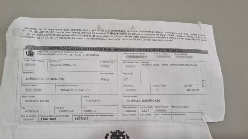mulher recebe multa por falta de cinto em moto