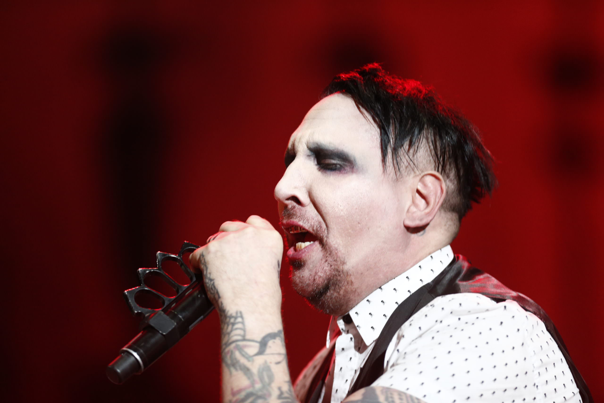 Marilyn Manson vai se entregar à polícia sob suspeita de agredir cinegrafista