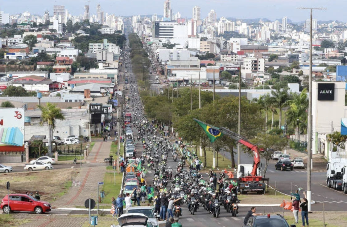 Bolsonaro reúne apoiadores em motociata nas ruas de Chapecó