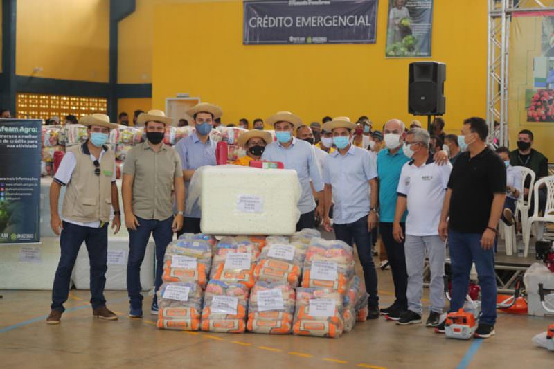 Moradores de Maués recebem cestas básicas e ações para o setor primário