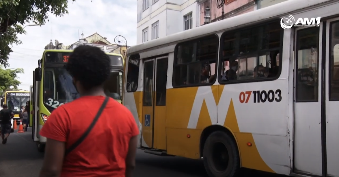 Desconforto e insegurança nas paradas de ônibus no centro de Manaus