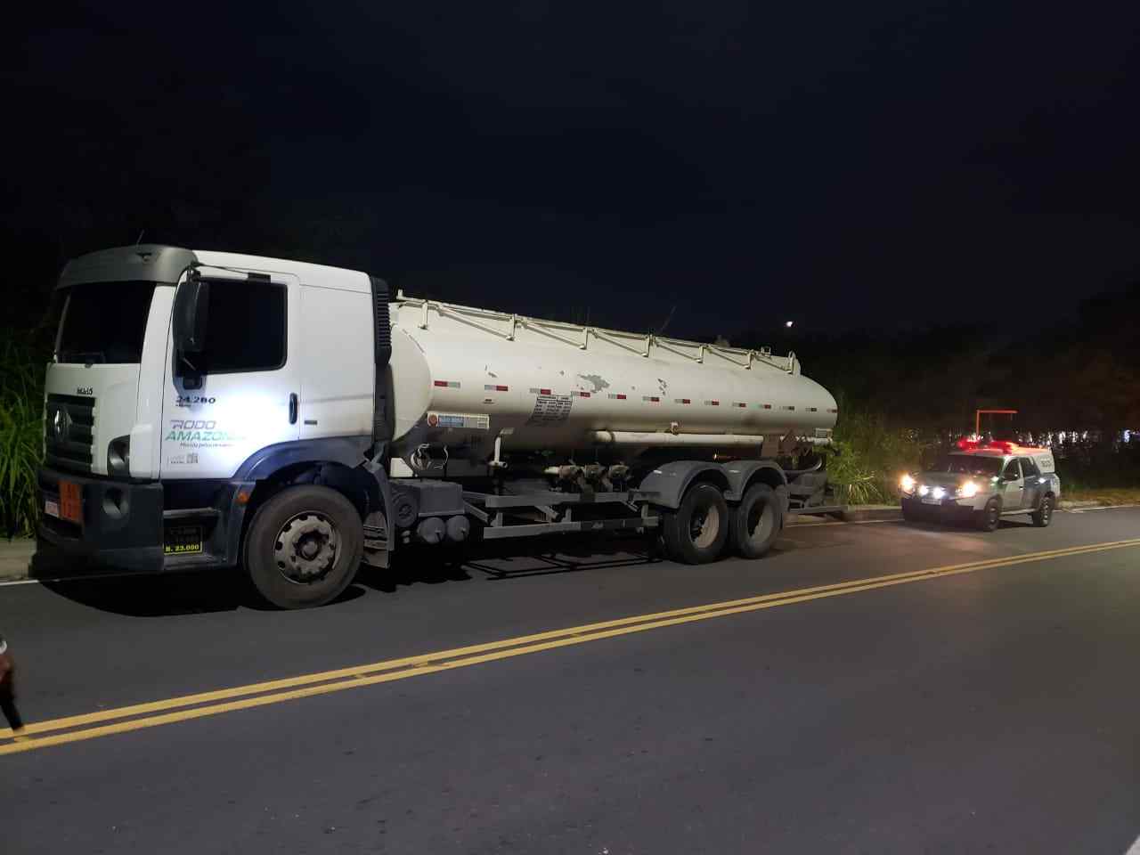 Quadrilha rouba caminhão com 15 mil litros de combustível em Manaus